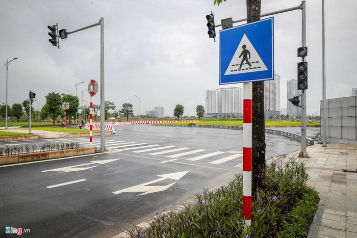 Hệ thống đèn tín hiệu giao thông và biển báo dọc tuyến đường đã được lắp đặt hoàn thiện.