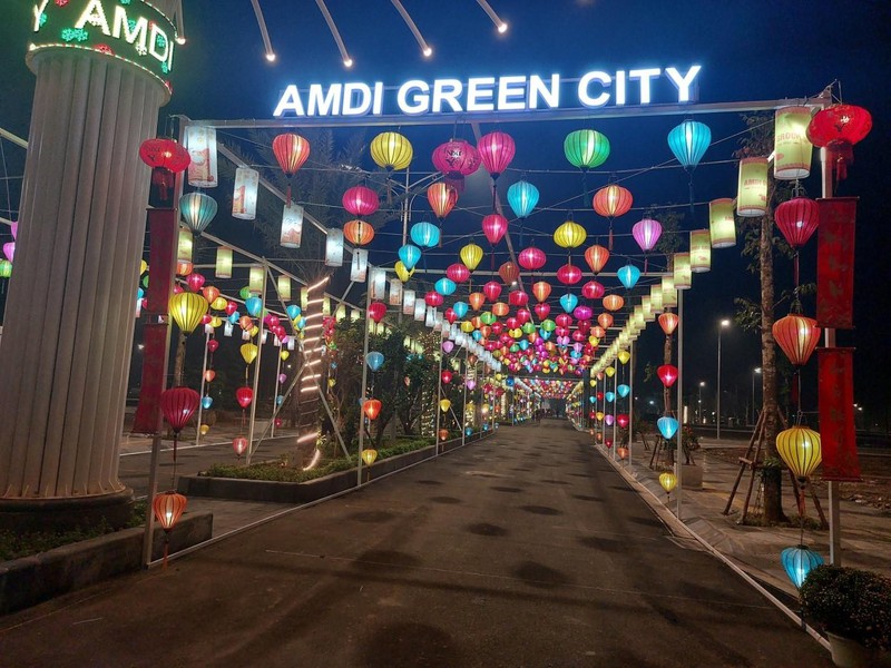 Con đường đèn lồng lung linh tại Amdi Green City khi về đêm