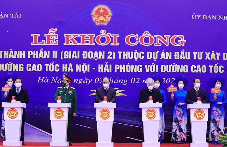 Chủ tịch nước Nguyễn Xuân Phúc và các lãnh đạo Bộ, ngành Trung ương, lãnh đạo tỉnh bấm nút khởi công Dự án.
